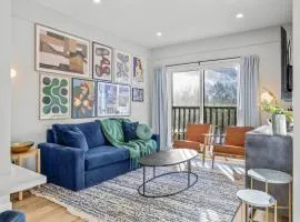 Stylish 4BR Near DT Balcony Mtn View Sleeps 14