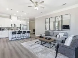O30B Southwest Houston 2BR King Beds Pet Friendly Townhome