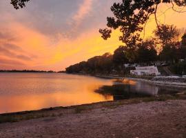 Sandbanks Beach Cottage, Hotel in West Lake