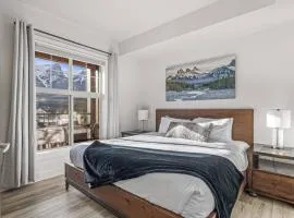 Serene 2BR Hideaway Hot Tub and Breathtaking Views