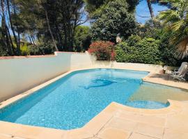 Une maison provençale dans la pinède - A Provençal house in a pine forest, hotel a Lambesc