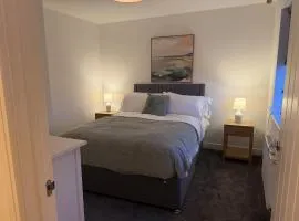 Contractor 4 bed Stay Rhoose 5 mins from Cardiff Airport and Barry