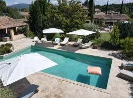 Villa de 300 m au coeur du Luberon au calme sans