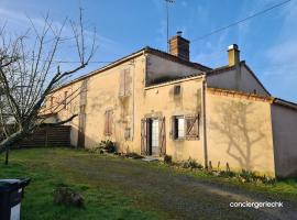 La Tanière Gîte de caractère en campagne, Puy duFou, hotel a Sevremont