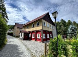 Holiday Home Waldferienhaus Dunja mit Sauna- Whirlpool- direkt am Waldrand- Kletterfelsen by Interhome, Hotel in Hain