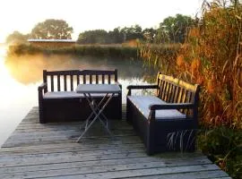 Apartment Gemütliches Dachgeschoss-Apartement mit Seeblick und großem Garten am Wasser by Interhome