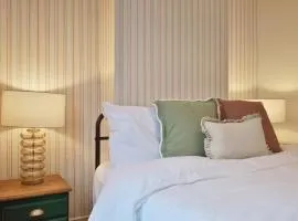 Central with Parking Walk to City 10 Mins Pets