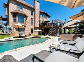 Private and Relaxing Getaway with Gym, Pool & Hot Tub, ξενοδοχείο σε Buford