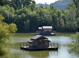 Cabanes flottantes du Lac de Pelisse, hotel en Douzains