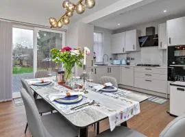 SUPERB CENTRAL HOUSE, MODERN DESIGN, FREE PARKING FOR 2 VEHICLES, PRIVATE GARDEN, Prime Central Location, Near M1 & Airport