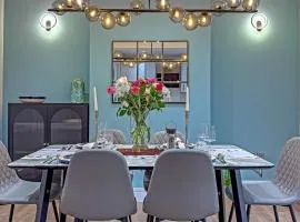 SUPERB CENTRAL HOUSE, MODERN DESIGN, FREE PARKING FOR 2 VEHICLES, PRIVATE GARDEN, Prime Central Location, Near M1 & Airport