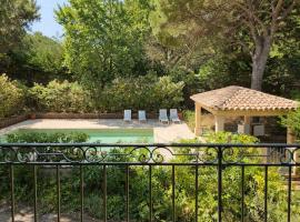 Appartement vue piscine à 2 pas de la plage, hôtel à Ramatuelle
