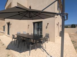 La petite Villa - au Bord de l'Etang de la Bonde, hotel din Sannes