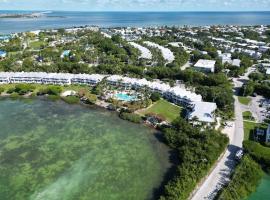 Blue House Getaway - 2-3 Villa - OS Slip Ramp Pkg, hotel din Duck Key