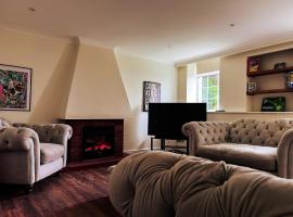 Countryside Converted Barn and Cottages Near Newquay, Hotel in Saint Enoder
