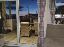 Privately owned Pet friendly caravan, hotel a Llanddwywe