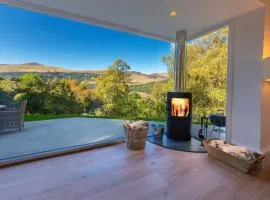 The Tractor Shed- Elevated Hot Tub with Loch Views