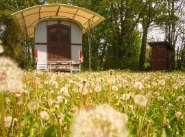 Les Roulottes de la Gare, Hotel in Guillon
