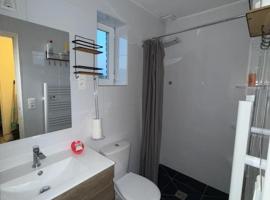 Appartement F2 une chambre de lit，Sequedin的飯店