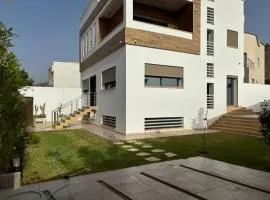 Villa de luxe avec jardin et parking privé