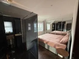 En Suite Super King Sized Bedroom Close to Doncaster Racecourse