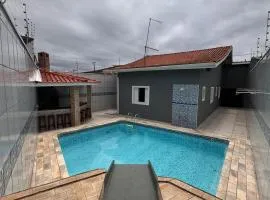 Promoção de verão, casa com piscina próximo a centro em Itanhaém
