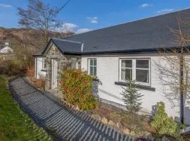 Ghillie's Cottage on the River Lochay