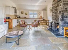 Ghillie's Cottage on the River Lochay