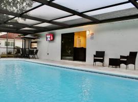 family Spacious Heated Pool Home 5 Min To Weeki Wachee, hotel i Spring Hill