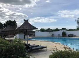 Bungalow confortable à Saintes-Maries-de-la-Mer avec piscine