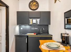 Romantic getaway with Balneo Centre Lorient, hotel em Lorient