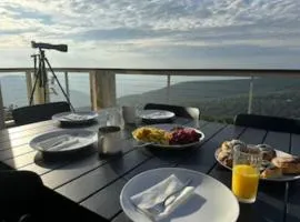 Panoramic Ski Slope Views, private sauna, dogs ok