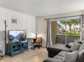 The Charming Condo First floor, patio, and pool, ξενοδοχείο σε Corona