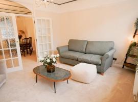 Tranquil Cottage & Garden by Esher Train Station, Hotel in Esher