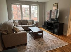 Bright 2BR 2BA Condo Perfect for Business Travelers, Hotel in Des Plaines