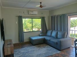 2 bedroom serviced accommodation along Zambezi River - Enjoy Game & Canoeing Safaris - Boat Cruises & Fishing - Starlink Internet & Power Backup available, hôtel à Chirundu