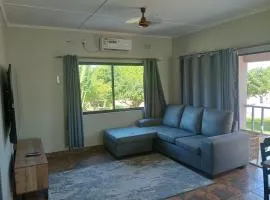 2 bedroom serviced accommodation along Zambezi River - Enjoy Game & Canoeing Safaris - Boat Cruises & Fishing - Starlink Internet & Power Backup available