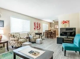 Longer Stays for Travelers- Apt Blocks from Hospital, Downtown