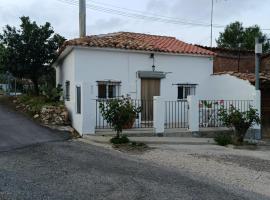 Casa El Cerrito, con fantástico patio con barbacoa y vistas a la montaña, hotel i Los Cerezos