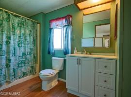 Charming home set within its own oasis, hotel u gradu Marana