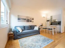 Parking, 2 min to Metro, 8 min to RHO Fair