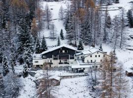 Private Whole-Hotel in Saas-Fee 360 Alpine Views Sauna & Hot Tub, hotel di Saas-Fee