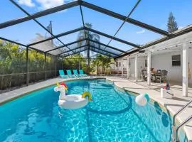 Amazing Heated Pool House Close to Beaches