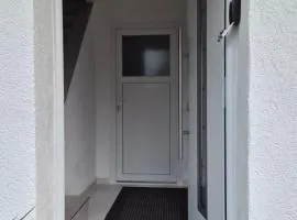 modern eingerichtet, großzügigen Schlafraum, eine Küche, ein Duschbad und eine Essmöglichkeit