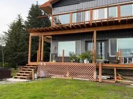 Paradise Suites the Bear Den a condo in Homer with a Hot Tub