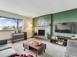 Cozy Hilltop Seattle Stay with Yard & Parking