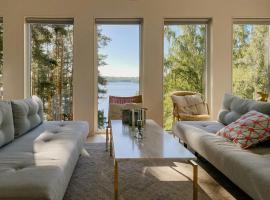 Modern Glass House With A View Over Lake Lejondal, hotel v destinaci Bro