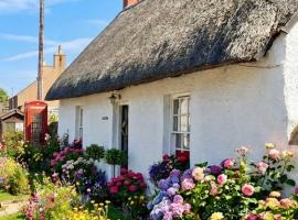 Thatched Cottage on Northumberland border, хотел в Kirk Yetholm