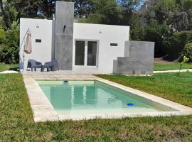 Casa a estrenar con piscina privada en Sierra de los Padres, hótel í La Porteña