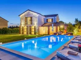 Holiday Home Villa Kamenica im mediterranen Stil mit Innen- und Außenpool by Interhome